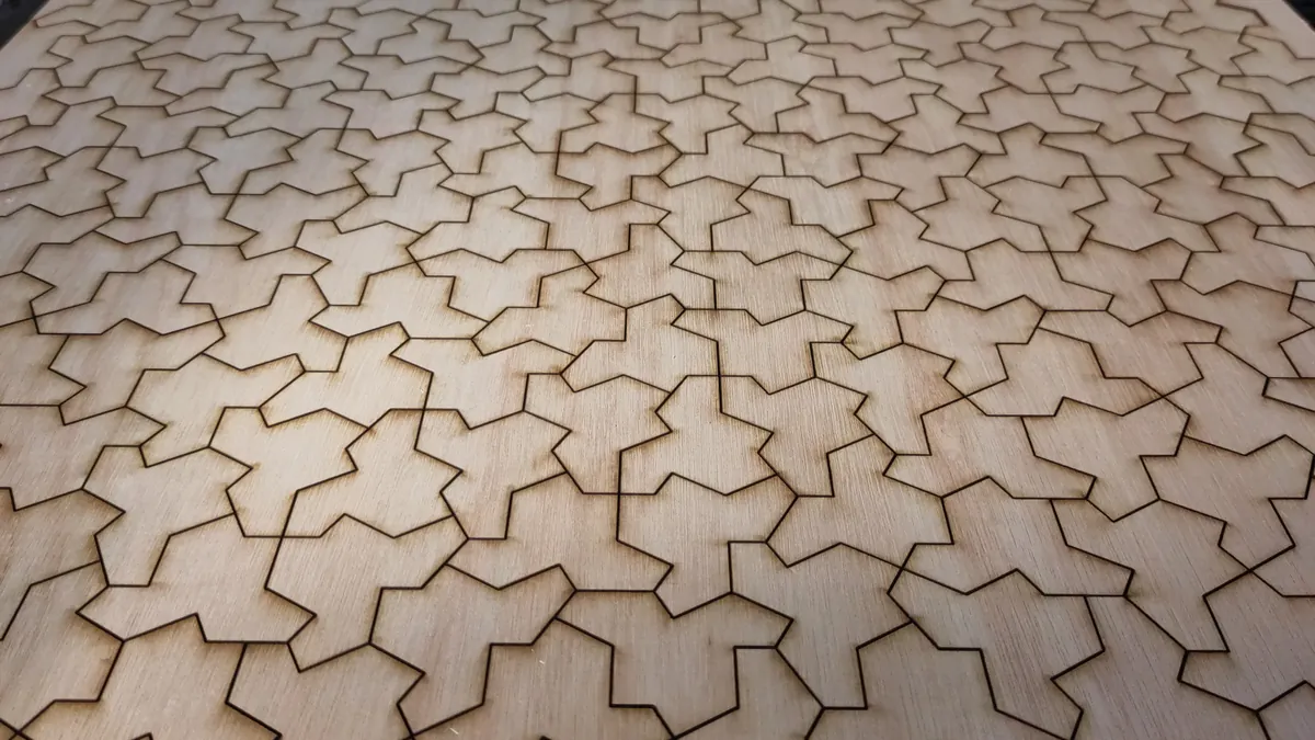 Découpage laser de tuiles apériodiques par Sébastien Labbé